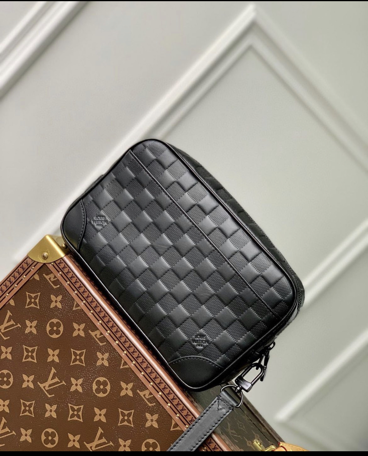 LOUIS VUITTON BLACK CLUTCH