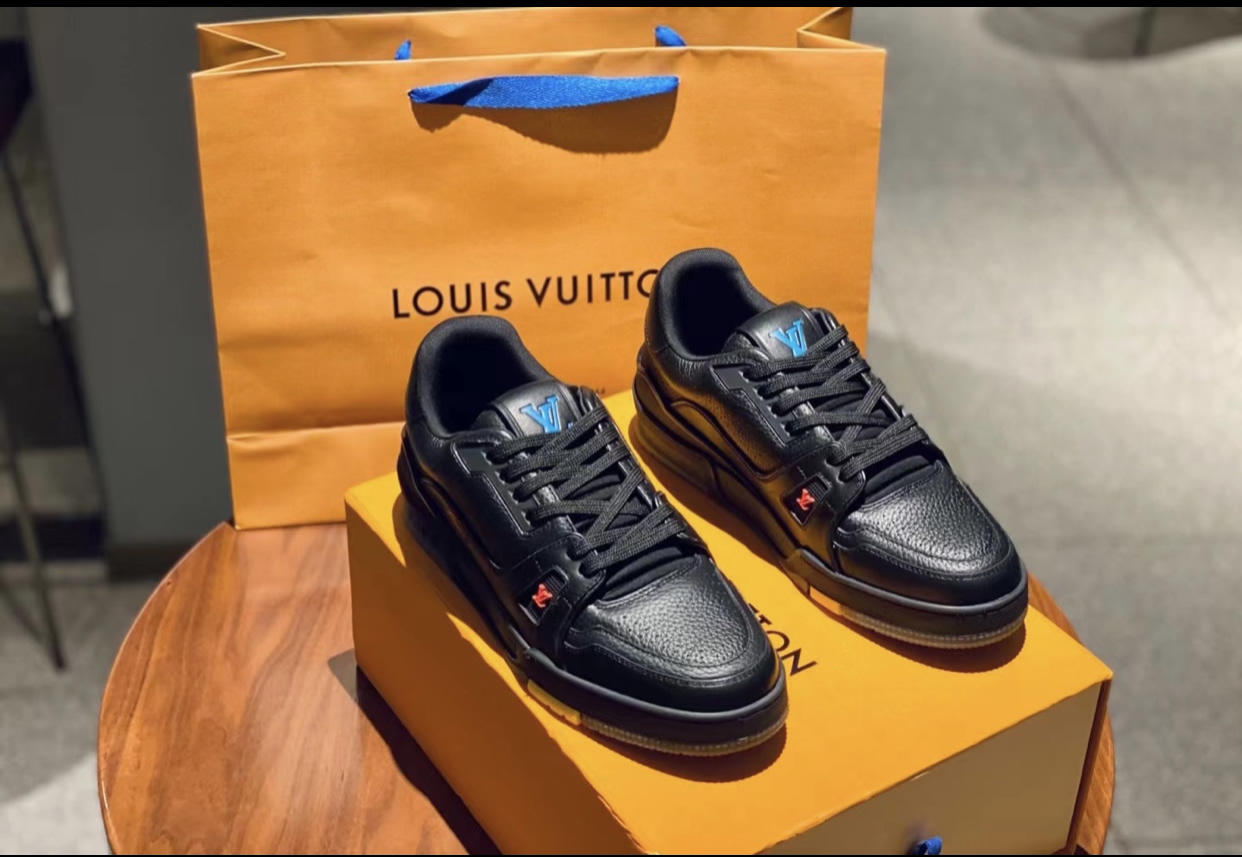 LOUIS VUITTON BLACK SNEAKERS